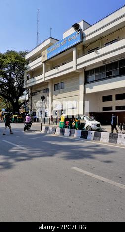 "Bangalore,Karnataka,Inde-01 janvier 2023: Bâtiment de bussstand de Shivajinagar à plusieurs étages avec le commissaire de la GST centrale, Assistant traffic offi Banque D'Images