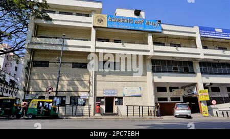 "Bangalore,Karnataka,Inde-01 janvier 2023: Bâtiment de bussstand de Shivajinagar à plusieurs étages avec le commissaire de la GST centrale, Assistant traffic offi Banque D'Images