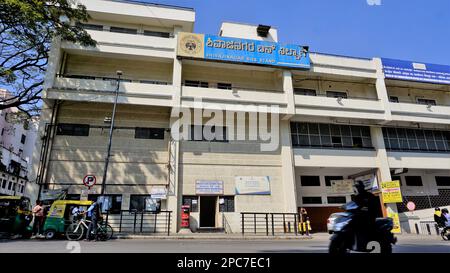 "Bangalore,Karnataka,Inde-01 janvier 2023: Bâtiment de bussstand de Shivajinagar à plusieurs étages avec le commissaire de la GST centrale, Assistant traffic offi Banque D'Images