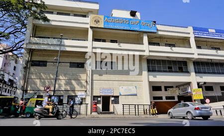 "Bangalore,Karnataka,Inde-01 janvier 2023: Bâtiment de bussstand de Shivajinagar à plusieurs étages avec le commissaire de la GST centrale, Assistant traffic offi Banque D'Images