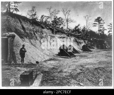 Batterie n° 4, près de Yorktown, Virginie / négatif par Wood & Gibson ; positif par A. Gardner. Illus. Dans : le livre de croquis de la guerre de Gardner / Alexander Gardner. Washington, [D.C.]: Philp & Solomons, [1865-66], v. 1, no 14. Mortiers (Ordnance), Virginie, Yorktown, 1860-1870, batteries (armes), Virginia, Yorktown, 1860-1870, États-Unis, History, Guerre civile, 1861-1865, installations militaires, Union. Banque D'Images