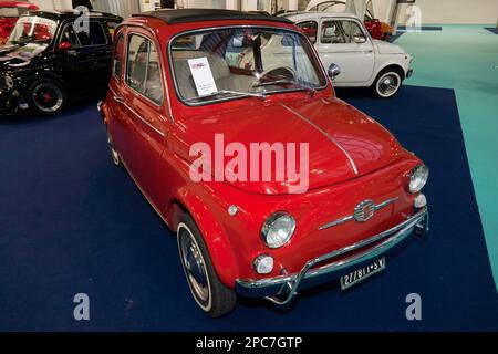 Vue des trois quarts avant d'une ancienne Fiat 500, exposée au London Classic car Show 2023 Banque D'Images