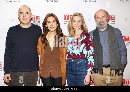 New York, NY, États-Unis. 13th mars 2023. David Auburn, Jessica Hecht, Laura Linney, Daniel Sullivan présents pour L'ÉTÉ, 1976 Broadway Cast photo Op, Manhattan Theatre Club Rehearsal Studios, New York, NY 13 mars 2023. Crédit : Manoli Figetakis/Everett Collection/Alay Live News Banque D'Images