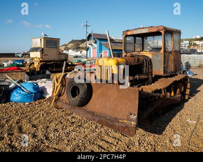 Des bulldozers sur Hastings Beach Banque D'Images