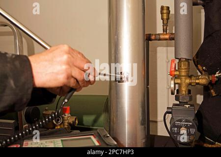 Balayage de cheminée, tige de mesure, tuyau de gaz de combustion, inspection des gaz de combustion, chaudière à gaz Banque D'Images