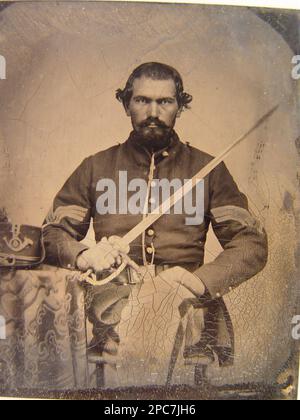 Soldat non identifié dans l'uniforme du sergent d'infanterie de l'Union tenant un modèle 1840 épée d'officier non composté à côté de la table avec le chapeau de Hardee de la Compagnie H, 6th Régiment sur le dessus. Liljenquist Family Collection of civil War Photographs , exposé: 'The Last Full Measure : civil War Photographs from the Liljenquist Family Collection' à la Bibliothèque du Congrès, Washington, D.C, 2011, pp/liljunion. Etats-Unis, Armée, peuple, 1860-1870, soldats, Union, 1860-1870, uniformes militaires, Union, 1860-1870, Daggers & Swords, Union, 1860-1870, États-Unis, History, Guerre civile, 1861-1865, personnel militaire, Banque D'Images