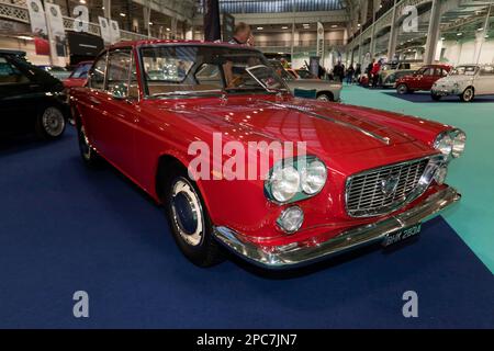 Vue des trois quarts avant d'un coupé Lancia Flavia 1500 rouge, 1963, exposé au salon de l'auto de Londres 2023 Banque D'Images