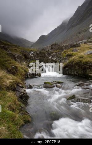 Cours d'eau de haute montagne avec cascade, Gatesgarthdale Beck, Honister Pass, Lake District, Cumbria, Angleterre, automne Banque D'Images