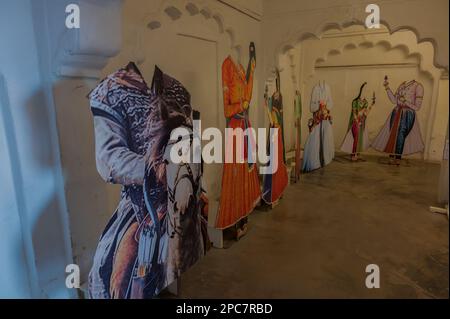 Jodhpur, Rajasthan, Inde - 19th octobre 2019 : coupures de robes anciennes de designer de Rajput Maharajas et Mahararanis, conservées au fort Mehrangarh. Banque D'Images