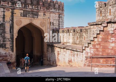 Jodhpur, Rajasthan, Inde - 19th octobre 2019 : touriste étranger mâle visitant le célèbre fort Mehrangarh. Le fort Mehrangarh est classé au patrimoine mondial de l'UNESCO. Banque D'Images