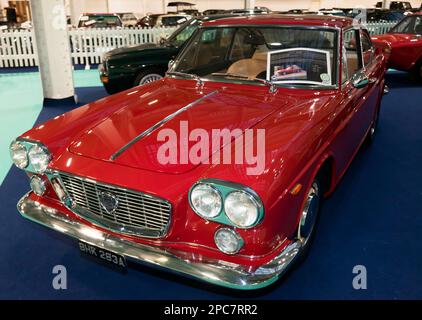 Vue des trois quarts avant d'un coupé Lancia Flavia 1500 rouge, 1963, exposé au salon de l'auto de Londres 2023 Banque D'Images