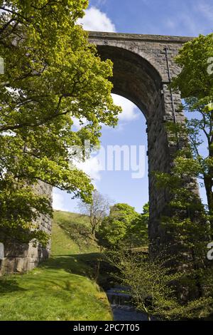 Vue sur le viaduc ferroviaire, Dent Head Viaduct, Dentdale, Yorkshire Dales N. P. North Yorkshire, Angleterre, Royaume-Uni Banque D'Images