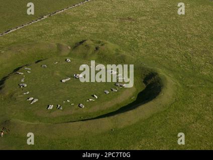 Vue aérienne du monument néolithique du henge, Arbor Low, White Peak District, Derbyshire, Angleterre, Royaume-Uni Banque D'Images