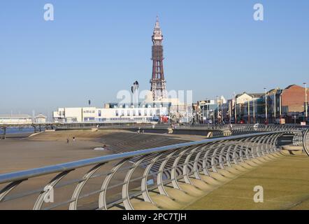 Nouvelle promenade dans la station balnéaire, Blackpool Tower en arrière-plan, Blackpool, Lancashire, Angleterre, Royaume-Uni Banque D'Images