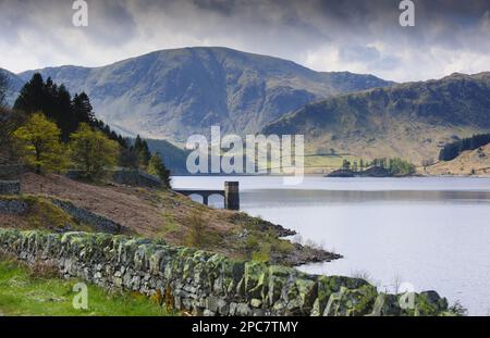 Vue sur Highland Reservoir surplombant la jetée et Harter Fell, Haweswater Reservoir, Mardale, Mardale Valley, Lake District, Cumbria, Angleterre Banque D'Images