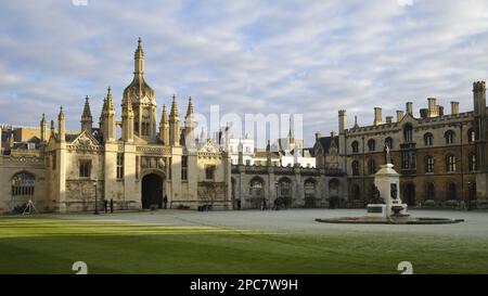 Gatehouse et cour de collège à Frost, King's College, Cambridge, Cambridgeshire, Angleterre, Royaume-Uni Banque D'Images