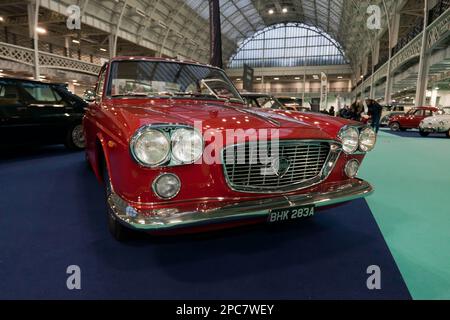 Vue des trois quarts avant d'un coupé Lancia Flavia 1500 rouge, 1963, exposé au salon de l'auto de Londres 2023 Banque D'Images