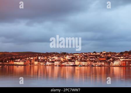 Vue sur l'estuaire à marée haute vers la ville, avec des nuages de pluie qui s'amassent au lever du soleil sur la ville, la rivière Torridge, Bideford Quay, Bideford, N Banque D'Images