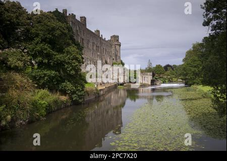 Bâtiments résidentiels du château médiéval convertis en maison de campagne, à côté de la rivière avec moulin à eau et belette, Château de Warwick, Rivière Avon, Warwick, Warw Banque D'Images