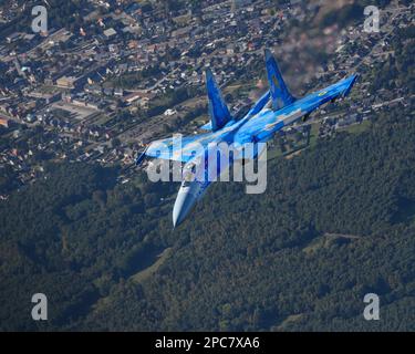 Avion de chasse Sukhoi su-27 Funker 39 Bleu de l'armée de l'air ukrainienne survolant la Belgique, vu d'en haut. Banque D'Images