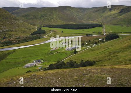 Vue sur les maisons et la rivière dans la vallée, Coignascallan, rivière Findhorn, vallée de Findhorn, Inverness-shire, Highlands, Écosse, Royaume-Uni, Europe Banque D'Images