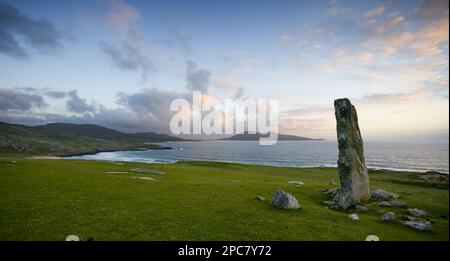 Vue sur la côte et la pierre debout, Stone of Clan MacLeod, Isle of Harris, Lewis and Harris, Outer Hebrides, Écosse, Royaume-Uni, Europe Banque D'Images