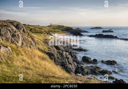 Vue sur la côte rocheuse et la plage sur l'île marécageuse, l'île Llanddwyn, la réserve naturelle nationale de Newborough Warren, Newborough, Anglesey, pays de Galles, United Ki Banque D'Images