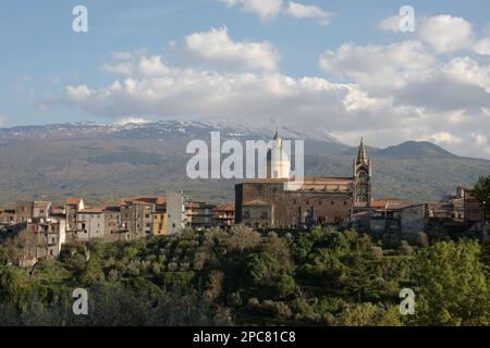 Vue sur un village avec volcan en arrière-plan, village de Randazzo, face nord de l'Etna, Sicile, Italie Banque D'Images