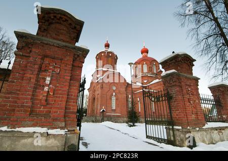 Église orthodoxe russe dans la neige, Bialowieza Village, Podlaskie Voivodeship, Pologne Banque D'Images