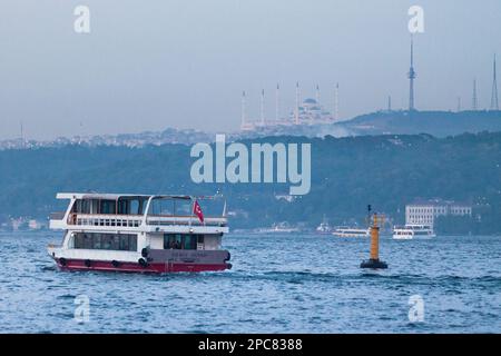 Istanbul, Turquie - 11 mai 2019: Ferry sur le Bosphore passant devant la mosquée Çamlıca (turc: Çamlıca Camii). C'est la plus grande mosquée de Tu Banque D'Images