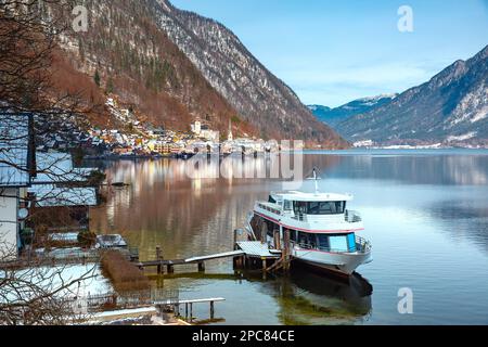 Célèbre village de montagne Hallstatt dans les Alpes autrichiennes, vue du sud, Autriche Banque D'Images
