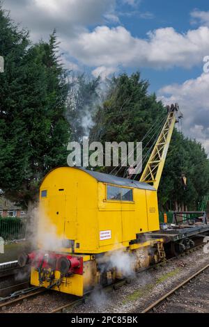 Grue de chemin de fer à vapeur. Ascenseur de DS58 10 tonnes sur la ligne Watercress dans le Hampshire. De la fumée s'échappe de l'entonnoir. Banque D'Images