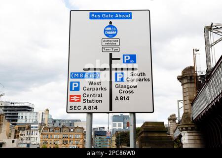 Indications d'accès panneau d'avertissement de la porte de bus devant Hope Street, King George V Bridge, Glasgow, Écosse, Royaume-Uni, Europe Banque D'Images