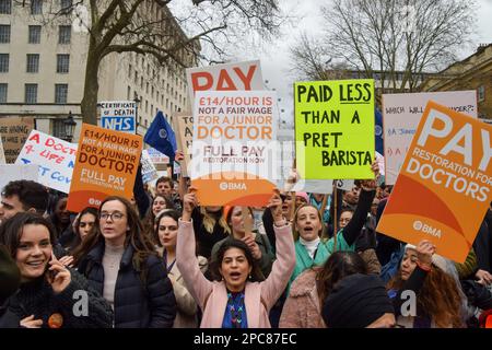 Londres, Angleterre, Royaume-Uni. 13th mars 2023. Des milliers de médecins et de supporters juniors se sont rassemblés devant Downing Street pour demander une restauration complète des salaires des médecins juniors alors qu'ils commenceraient leur grève de 72 heures. (Credit image: © Vuk Valcic/ZUMA Press Wire) USAGE ÉDITORIAL SEULEMENT! Non destiné À un usage commercial ! Crédit : ZUMA Press, Inc./Alay Live News Banque D'Images