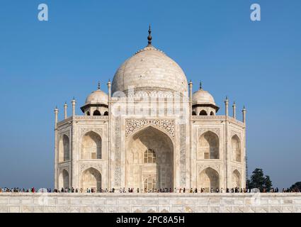 Les gens font la queue pour visiter le tombeau de l'impératrice Mumtaz, Taj Mahal, Agra, Inde Banque D'Images