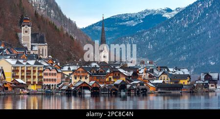 Célèbre village de montagne Hallstatt dans les Alpes autrichiennes, vue du sud, Autriche Banque D'Images