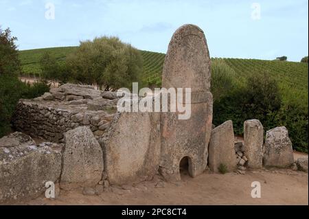 Tombe des géants, Coddu Vecchiu, Arzachena, Gallura, province de Sassari. Sardaigne, Italie, Europe, Tombeau des géants, Tomba Di Giganti Banque D'Images