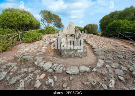 Tombe des géants, Coddu Vecchiu, Arzachena, Gallura, province de Sassari. Sardaigne, Italie, Europe, Tombeau des géants, Tomba Di Giganti Banque D'Images