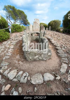 Tombe des géants, Coddu Vecchiu, Arzachena, Gallura, province de Sassari. Sardaigne, Italie, Europe, Tombeau des géants, Tomba Di Giganti Banque D'Images