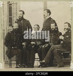 Portrait de groupe des officiers avec l'amiral David G. Farragut assis, au centre. Titre conçu par le personnel de la bibliothèque, écrit à la main sur verso: 'Cette photo a été prise le 1864 août sur le porche de la maison du commandant. Lt. Gaines lors de conférences sur le placement d'une batterie des 9th canons de Dahlgren des Hartfords à l'arrière de ft. Morgan.'. États-Unis, Histoire, Guerre civile, 1861-1865. Banque D'Images