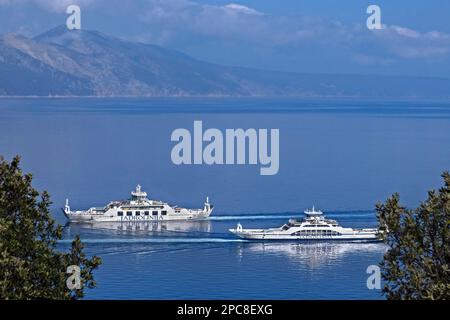 Deux bateaux de ferry pour voitures Jadrolinija sur la route Valbiska - Merag, reliant les îles Krk et Cres dans la baie de Kvarner, Primorje-Gorski Kotar, Croatie Banque D'Images