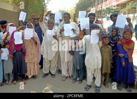 Les résidents de la zone du site tiennent une manifestation contre la forte affluence des personnes influentes, lundi au club de presse d'Hyderabad, 13 mars 2023. Banque D'Images