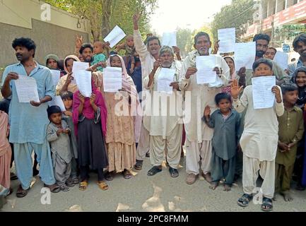 Les résidents de la zone du site tiennent une manifestation contre la forte affluence des personnes influentes, lundi au club de presse d'Hyderabad, 13 mars 2023. Banque D'Images