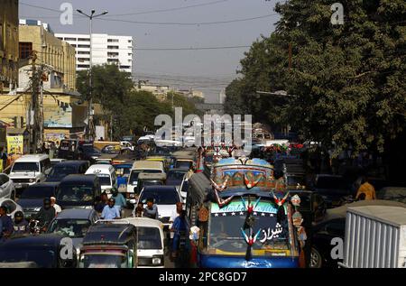 Vue de l'embouteillage en raison de la négligence du personnel de la police de la circulation et du stationnement illégal, a besoin de l'attention du département concerné, situé sur la route M.A Jinnah à proximité du marché de phare à Karachi lundi, 13 mars 2023. Banque D'Images