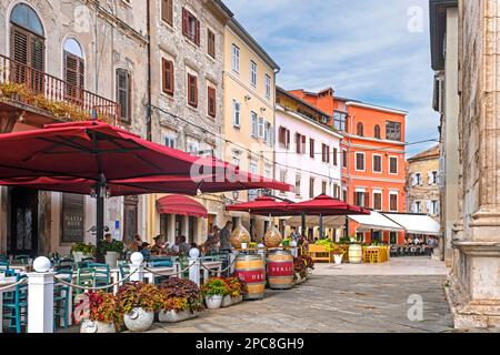 Allée avec terrasses de restaurants dans le centre-ville historique de la ville Pula / Pola, Istria Comté, Croatie Banque D'Images