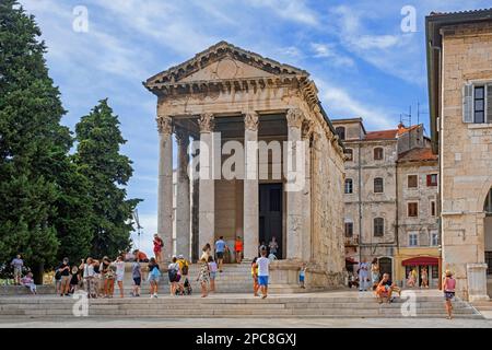 Hram d'Augustov, Temple romain d'Auguste avec colonnes corinthiennes dans le centre historique de la ville Pula / Pola, Istria Comté, Croatie Banque D'Images