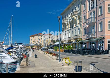 Bateaux à voile et yachts le long de la promenade dans la ville de Poreč / Parenzo, station balnéaire le long de la mer Adriatique nord, Istria Comté, Croatie Banque D'Images