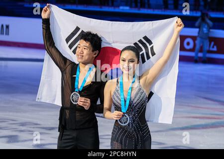 YE Quan et Hannah Lim (argent) posent avec leurs médailles dans la danse sur glace Junior pairs lors de la finale du Grand Prix de patinage artistique de l'UIP à Palavela. Banque D'Images
