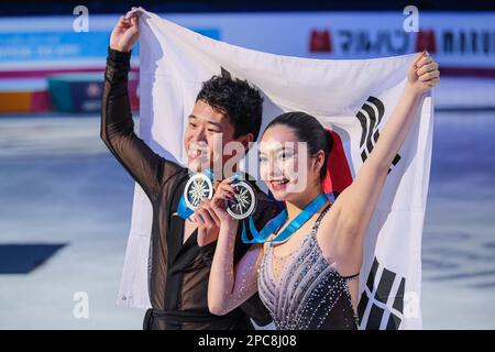 YE Quan et Hannah Lim (argent) posent avec leurs médailles dans la danse sur glace Junior pairs lors de la finale du Grand Prix de patinage artistique de l'UIP à Palavela. Banque D'Images