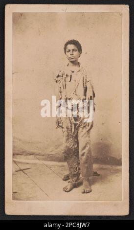 Taylor, jeune batteur pour 78th soldats de couleur (USCT) infanterie, en chiffons. Liljenquist Family Collection of civil War Photographs , pp/liljpaper, pp/liljwoch. États-Unis, Army, Colored Infantry Regiment, 78th (1864-1866), People, Afro-Américains, Service militaire, 1860-1870, garçons, 1860-1870, Musiciens, 1860-1870, soldats, Union, 1860-1870, États-Unis, Histoire, Guerre civile, 1861-1865, personnel militaire, Union. Banque D'Images